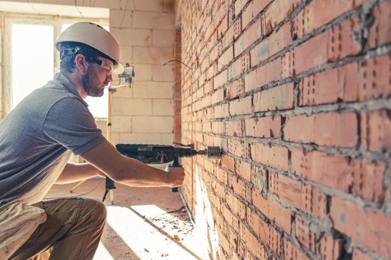 manitas-en-un-sitio-de-construccion-en-el-proceso-de-perforacion-de-una-pared-con-un-perforador