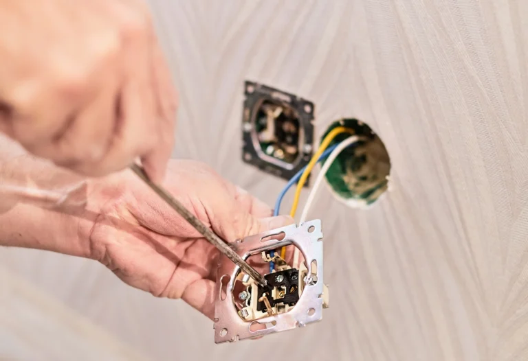 manos-de-un-electricista-instalando-una-toma-de-corriente-en-una-casa-nueva-montaje-de-la-red-electrica-en-la-habitacion-instalacion-de-la-red-electrica