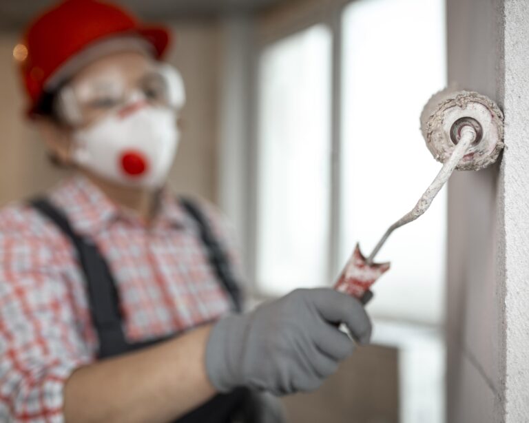 trabajador-de-la-construccion-femenina-con-casco-y-rodillo-de-pintura